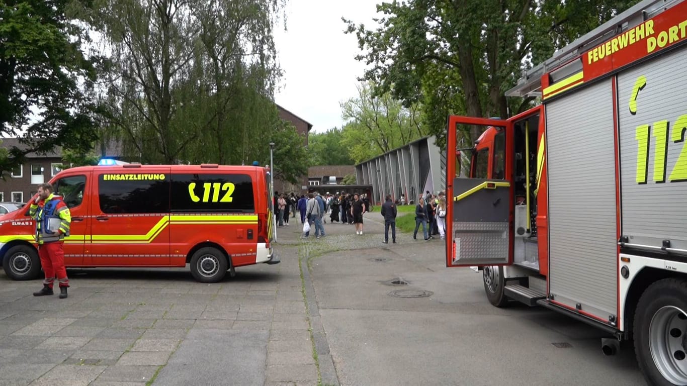 Einsatz der Feuerwehr an der Gesamtschule in der Gartenstadt: Die Feuerwehr gab Entwarnung.