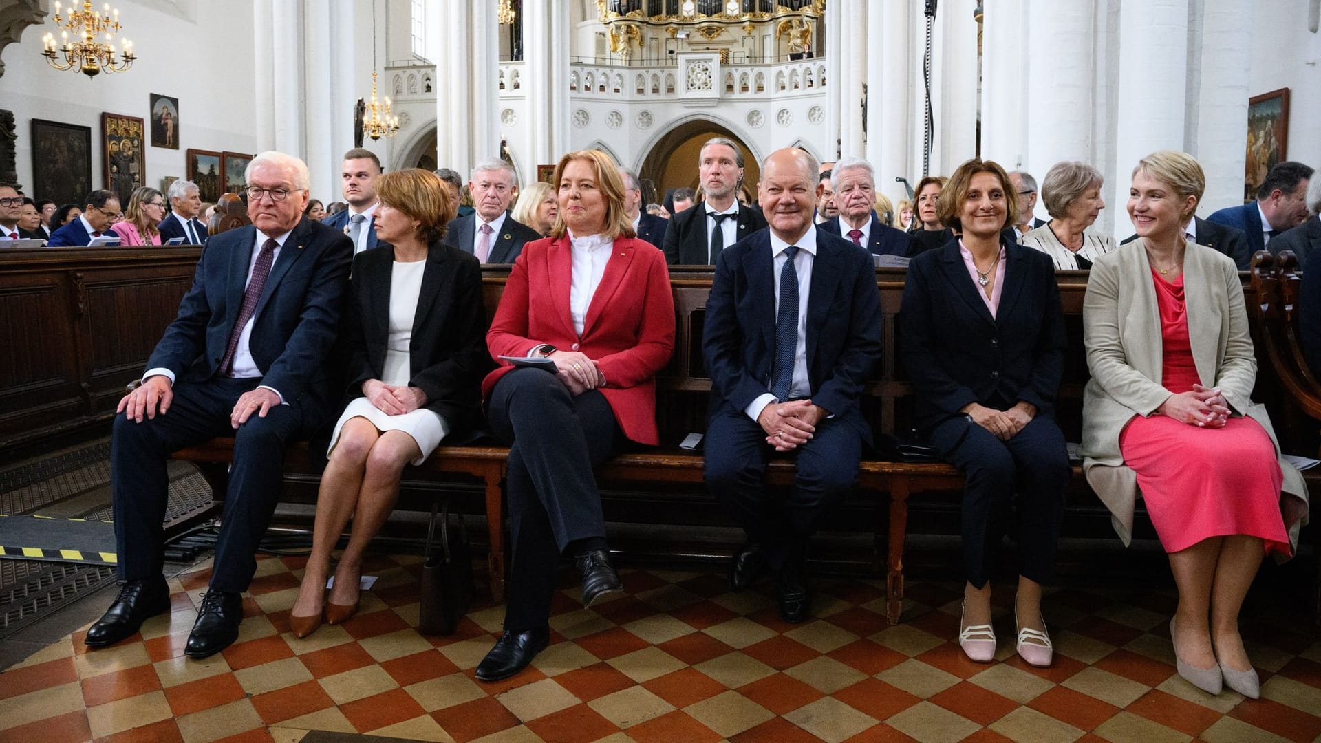 23.05.2024, Berlin: Die Vertreter der Verfassungsorgane (l-r), Bundespräsident Frank-Walter Steinmeier und seine Frau Elke Büdenbender, Bundestagspräsidentin Bärbel Bas (SPD), Bundeskanzler Olaf Scholz (SPD) und seine Frau Britta Ernst, sowie Manuela Schwesig (SPD), Ministerpräsidentin von Mecklenburg-Vorpommern und amtierende Bundesratspräsidentin, sitzen beim Ökumenischen Gottesdienst anlässlich des Staatsakts zu 75 Jahre Grundgesetz in der St. Marienkirche in Berlin-Mitte in der ersten Reihe.