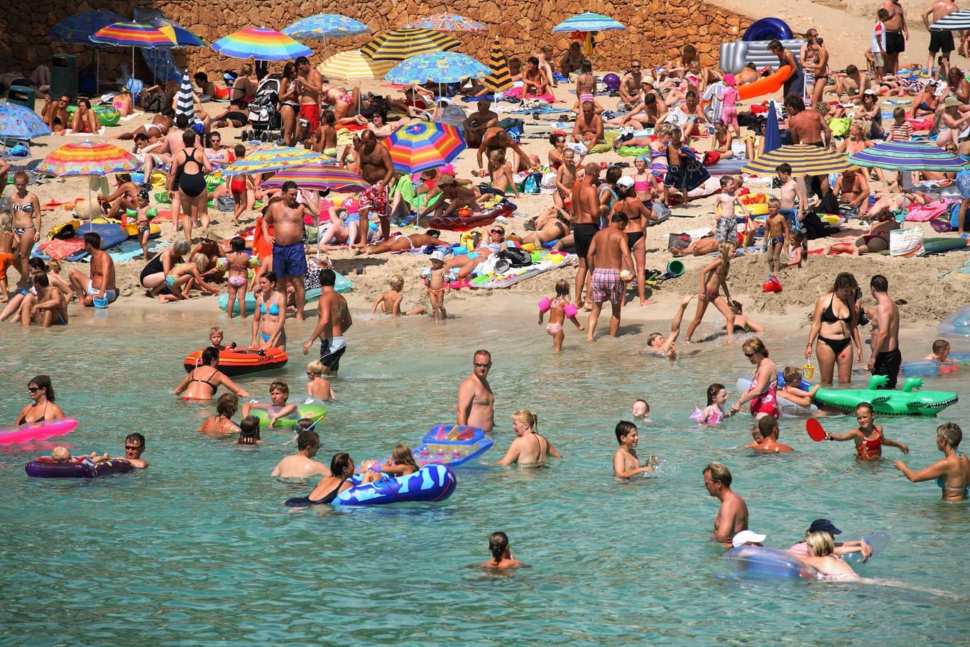 Überfüllter Strand auf Mallorca.