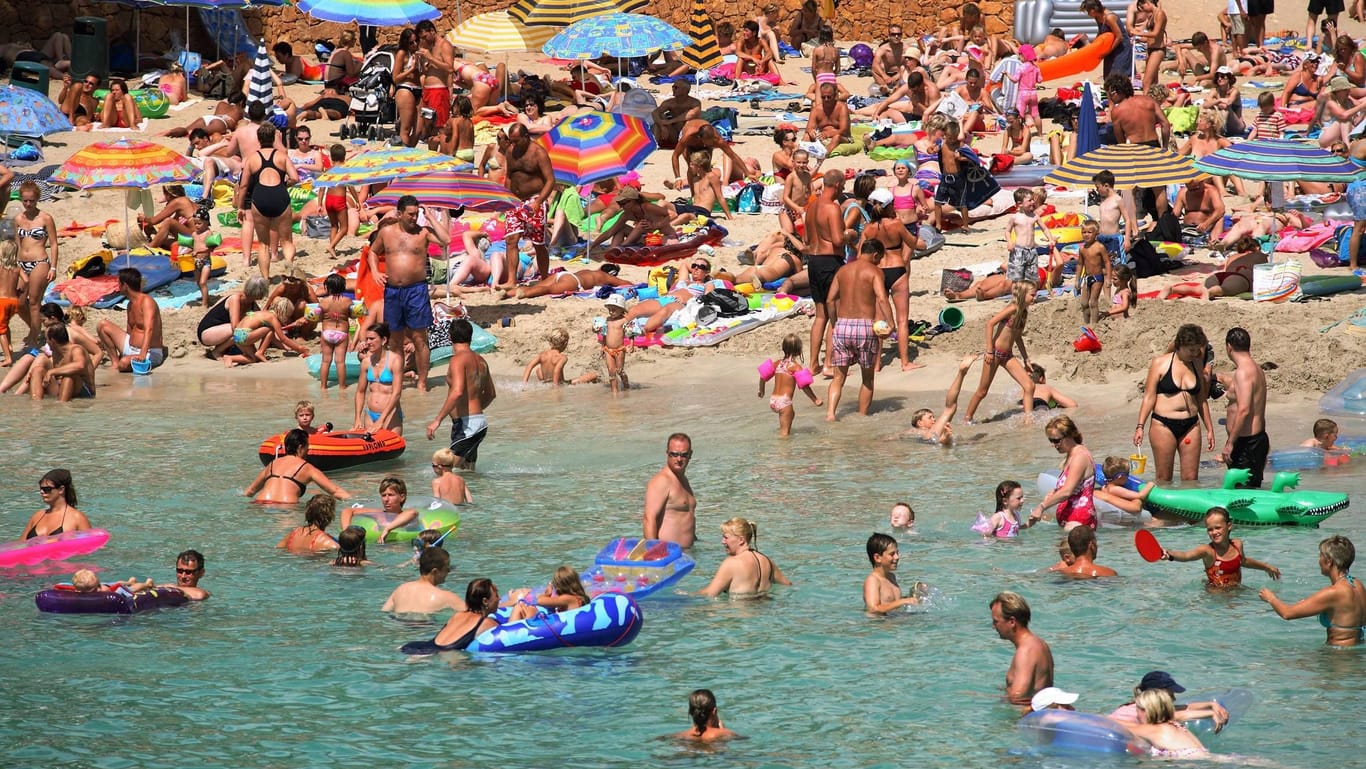 Überfüllter Strand auf Mallorca.