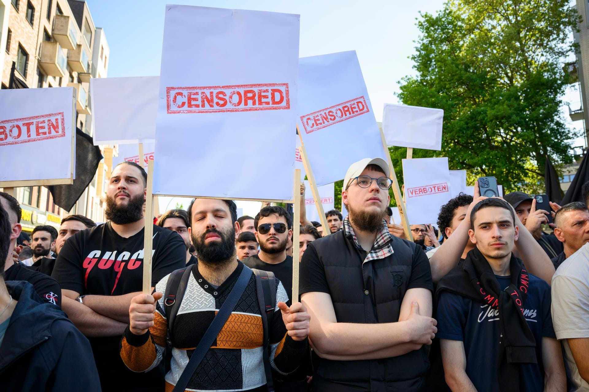 Männer halten Schilder mit den Aufdrucken «Censored» und «Verboten» auf einer Kundgebung des islamistischen Netzwerks Muslim Interaktiv im Hamburger Stadtteil St. Georg in die Höhe.