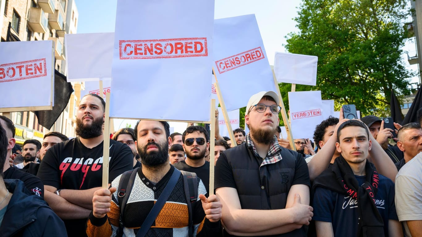 Männer halten Schilder mit den Aufdrucken «Censored» und «Verboten» auf einer Kundgebung des islamistischen Netzwerks Muslim Interaktiv im Hamburger Stadtteil St. Georg in die Höhe.
