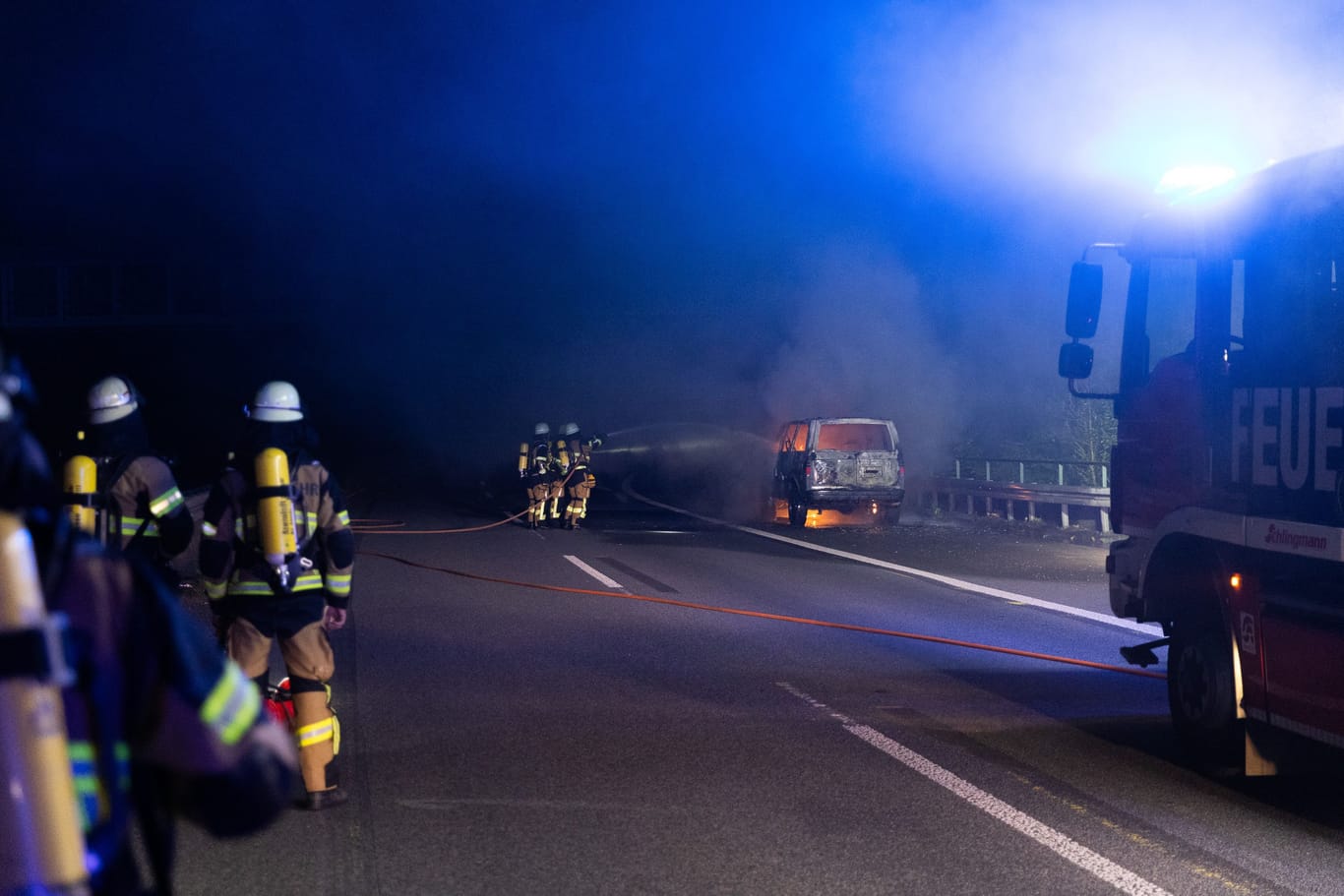 Auf der A44 ist bei Essen ein Auto komplett ausgebrannt. Die Autobahn musste voll gesperrt werden.