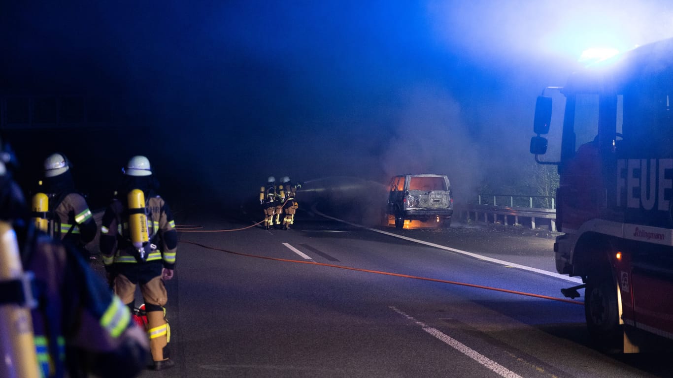 Auf der A44 ist bei Essen ein Auto komplett ausgebrannt. Die Autobahn musste voll gesperrt werden.