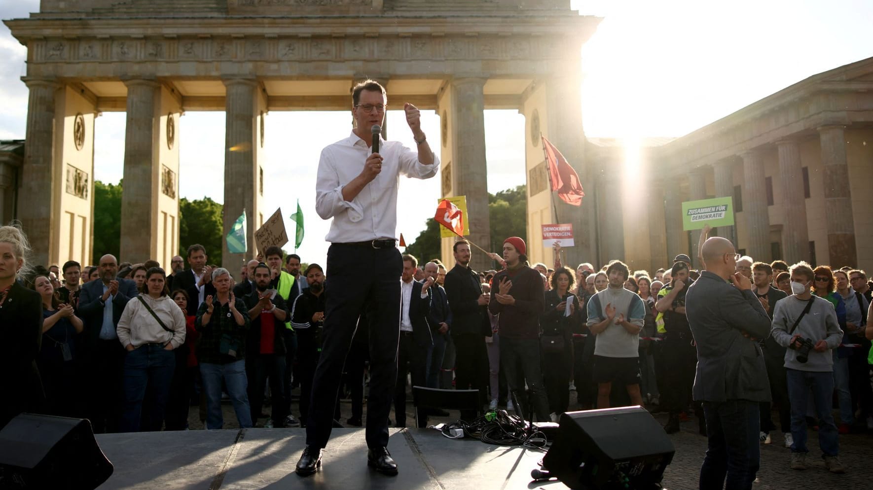 Hendrik Wüst: Er sprach vor dem Brandenburger Tor.