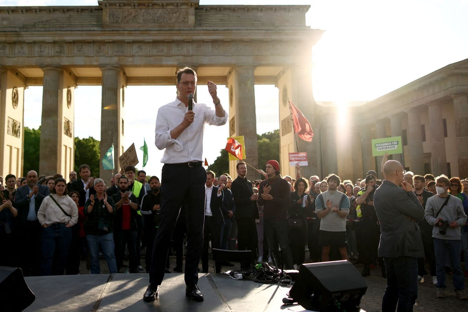 Hendrik Wüst: Er sprach vor dem Brandenburger Tor.