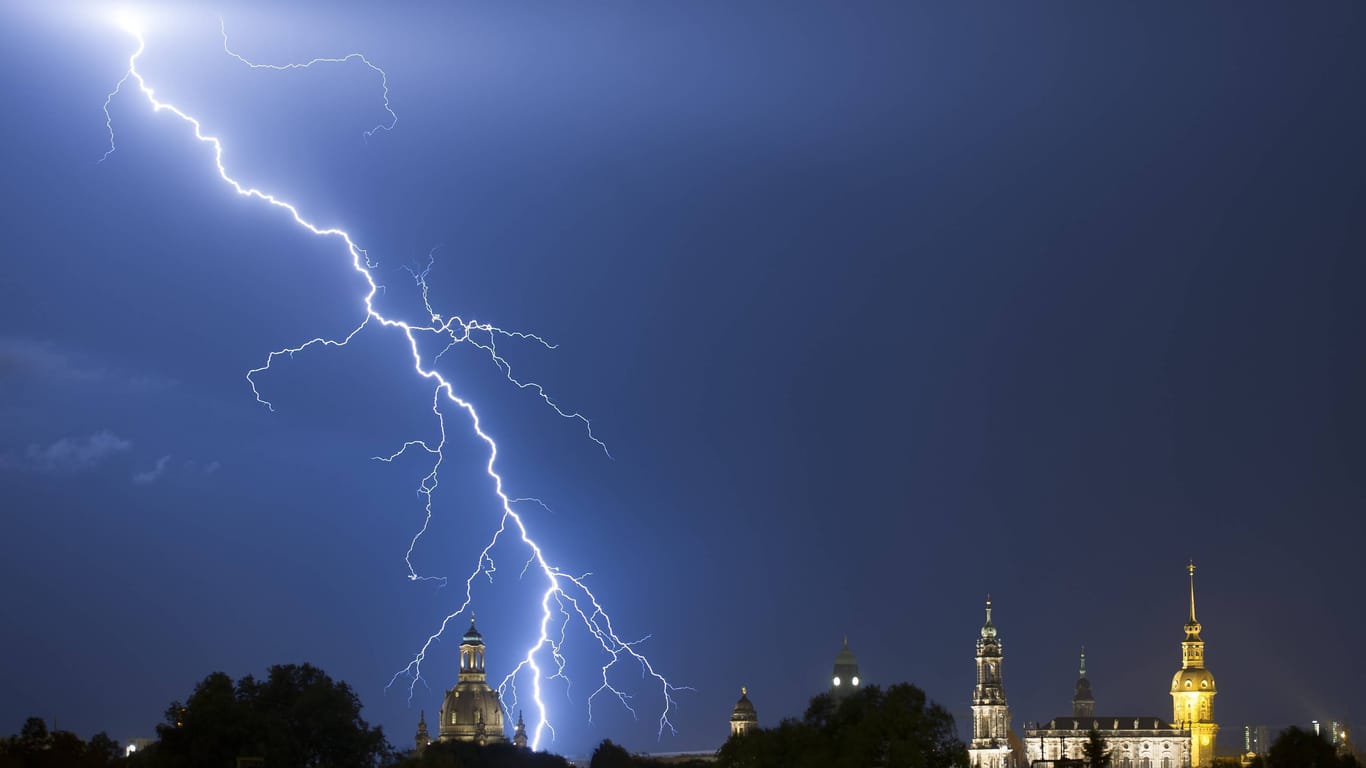 Blitze zucken am Himmel während eines Gewitters (Archivbild): In Dresden ist ein Blitz eingeschlagen.