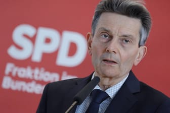 Rolf Mützenich, SPD-Fraktionschef, will "Putins Narrative" nicht unterstützen.