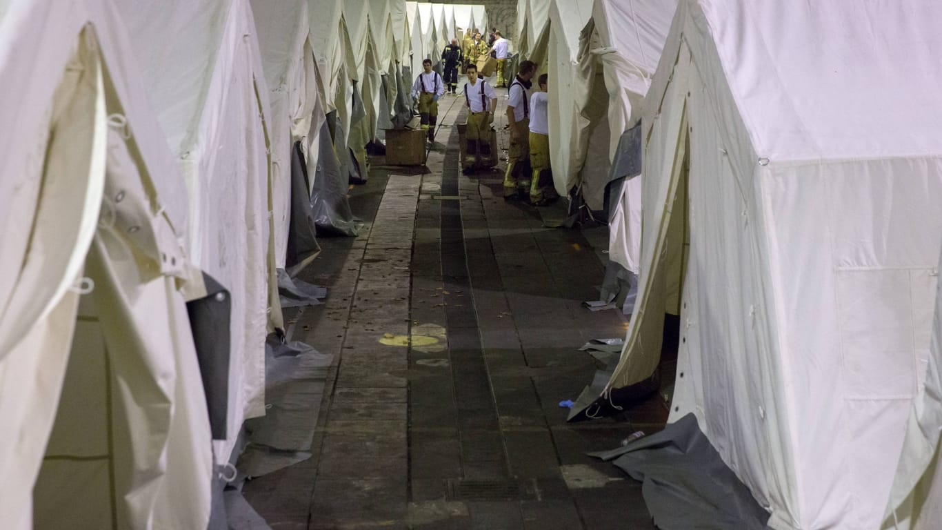 Flüchtlingsnotunterkunft im Flughafen Tempelhof in Berlin: "Wir machen die Menschen kränker", sagt Professorin Schouler-Ocak.