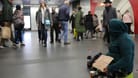 Ein Bettler in einer U-Bahn-Station (Symbolbild): Fahrgäste fühlten sich dadurch belästigt, sagt die Hochbahn Hamburg.