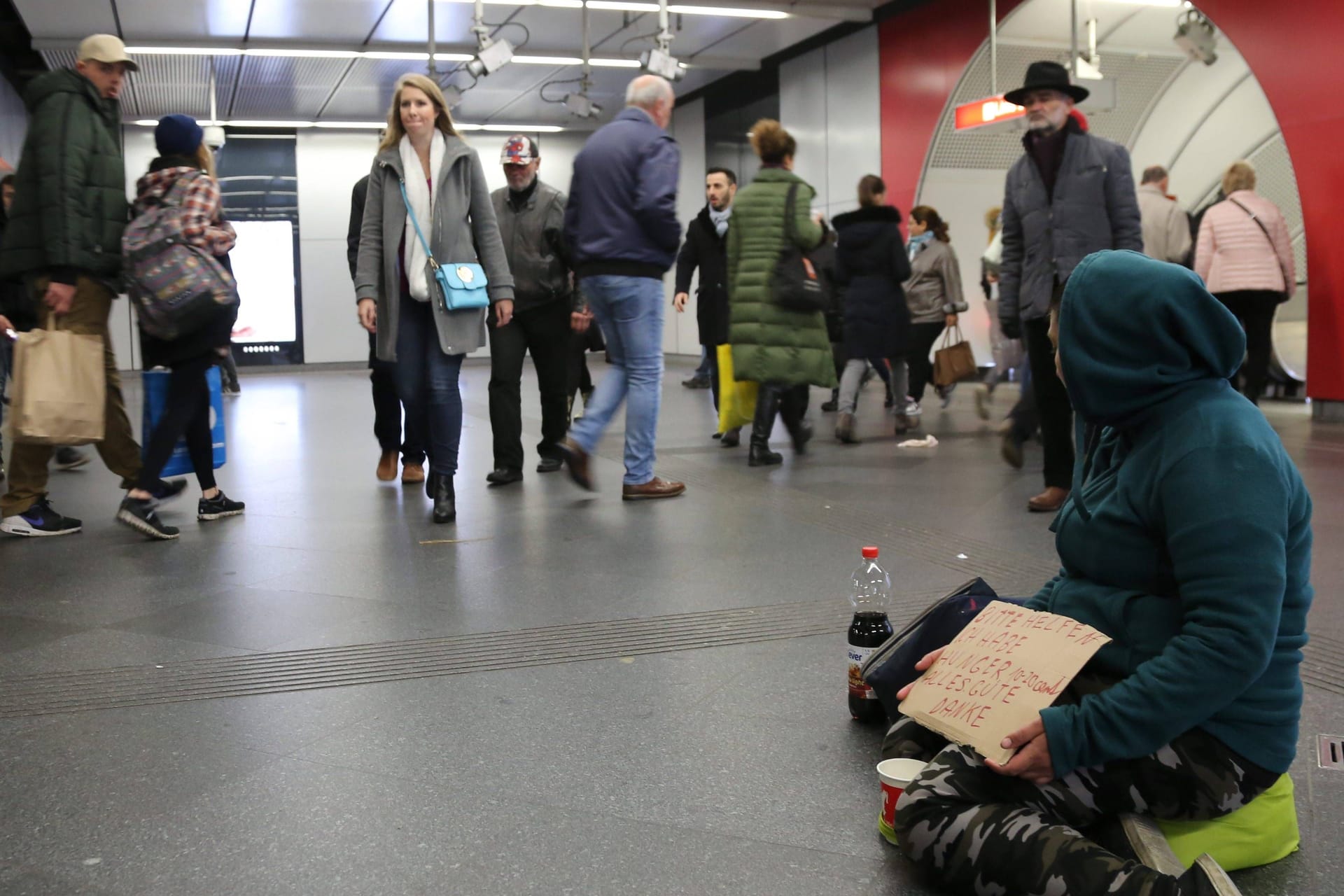 Ein Bettler in einer U-Bahn-Station (Symbolbild): Fahrgäste fühlten sich dadurch belästigt, sagt die Hochbahn Hamburg.