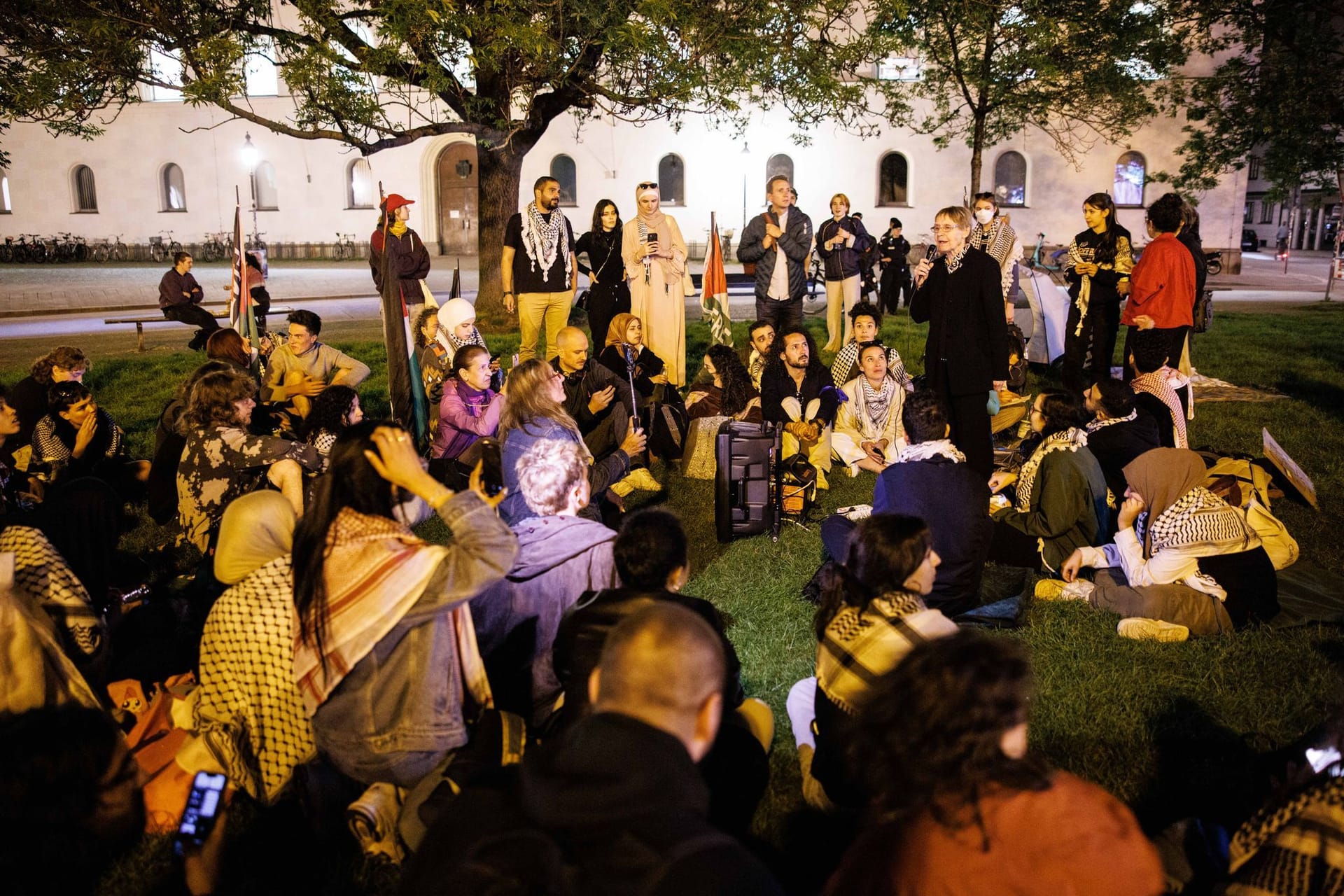 Teilnehmer des Pro-Palästina-Protestcamps am Montagabend vor der LMU.