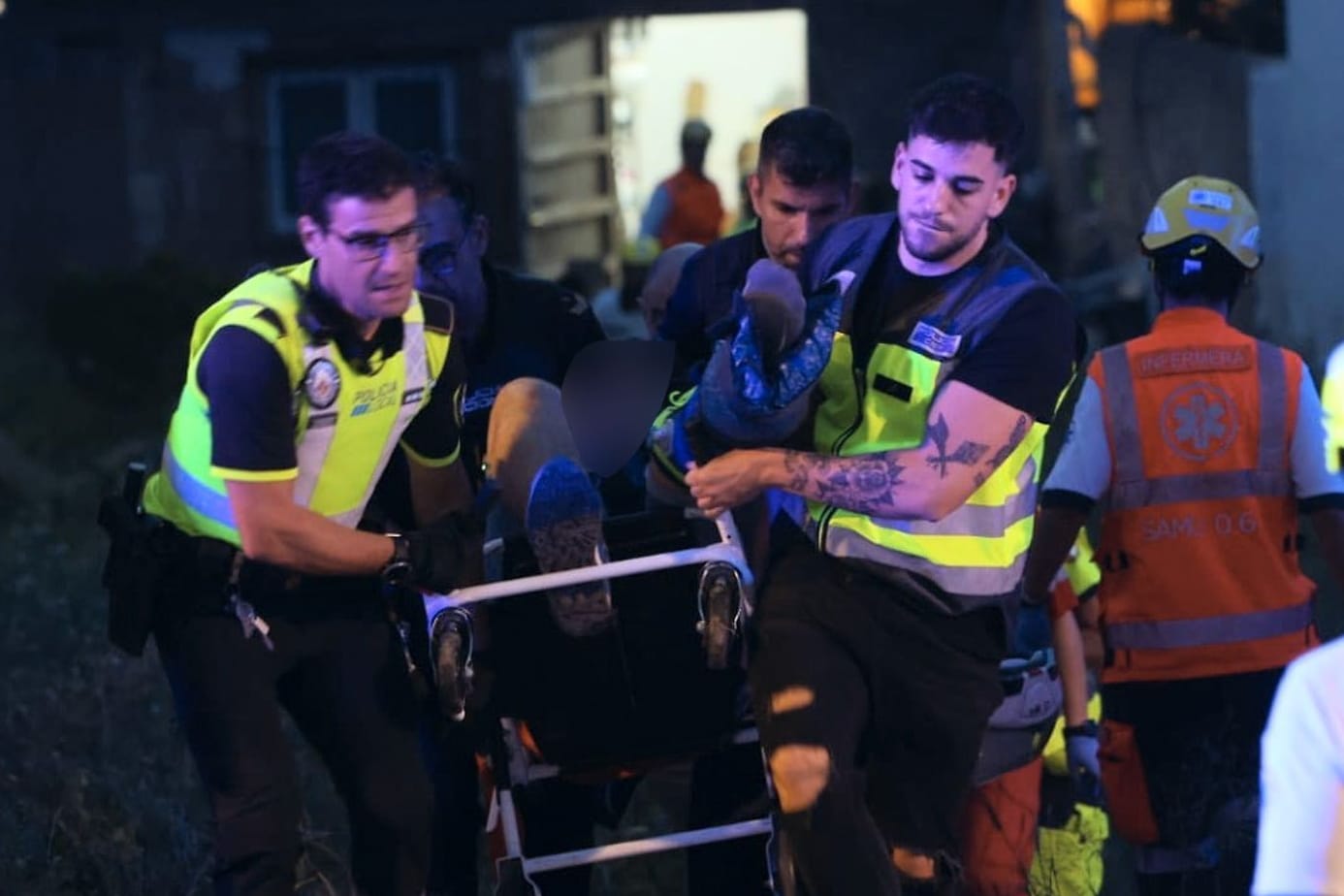 Rettungsdienste sind nach dem Einsturz eines Gebäudes am Strand von Palma im Einsatz.