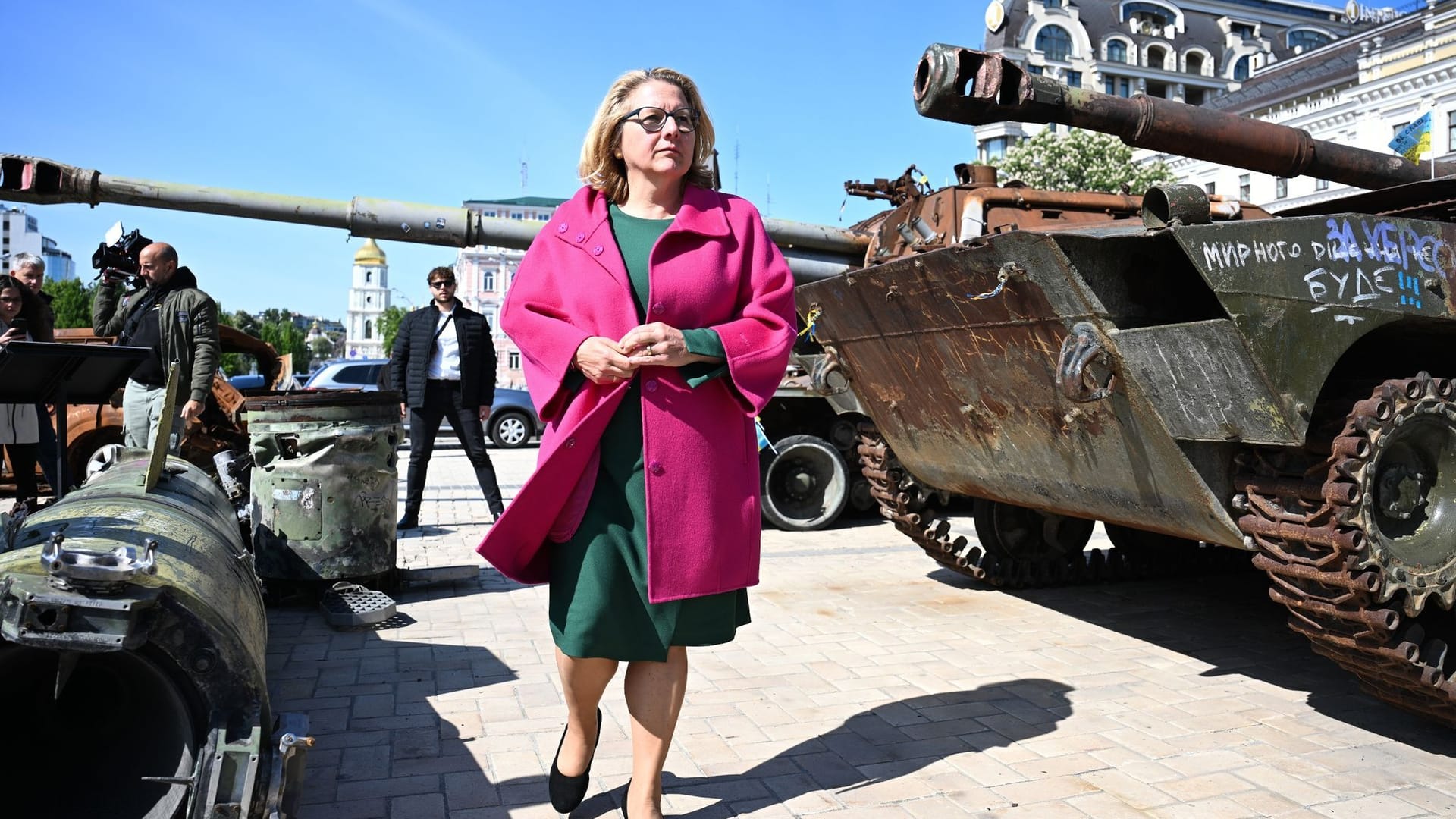 Svenja Schulze: Die Entwicklungsministerin besichtigt während eines Besuchs in der Ukraine Wracks russischer Panzer (Archivbild).