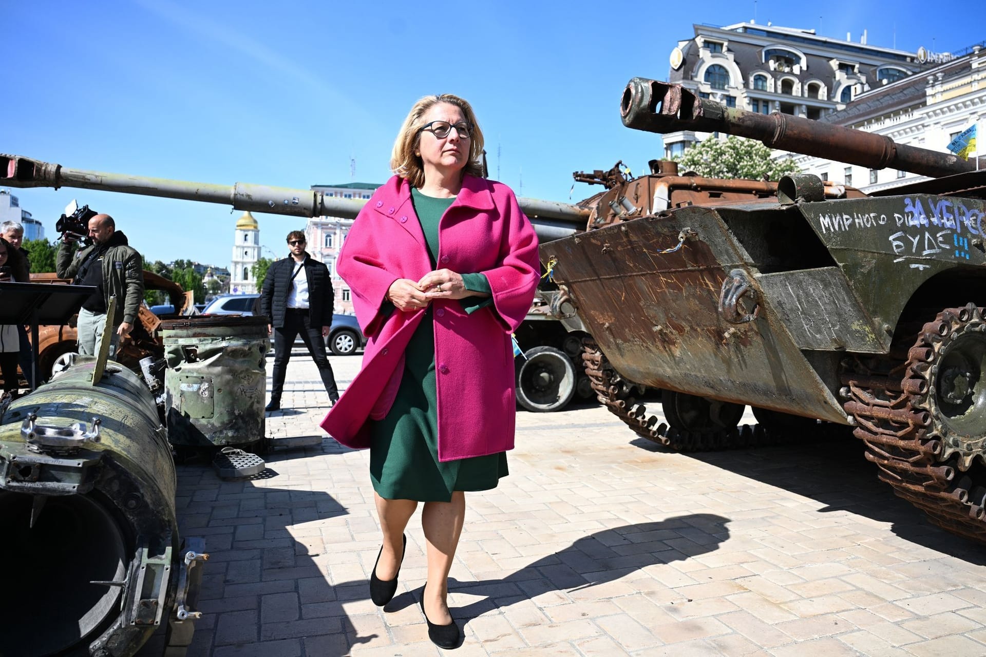 Svenja Schulze: Die Entwicklungsministerin besichtigt während eines Besuchs in der Ukraine Wracks russischer Panzer (Archivbild).