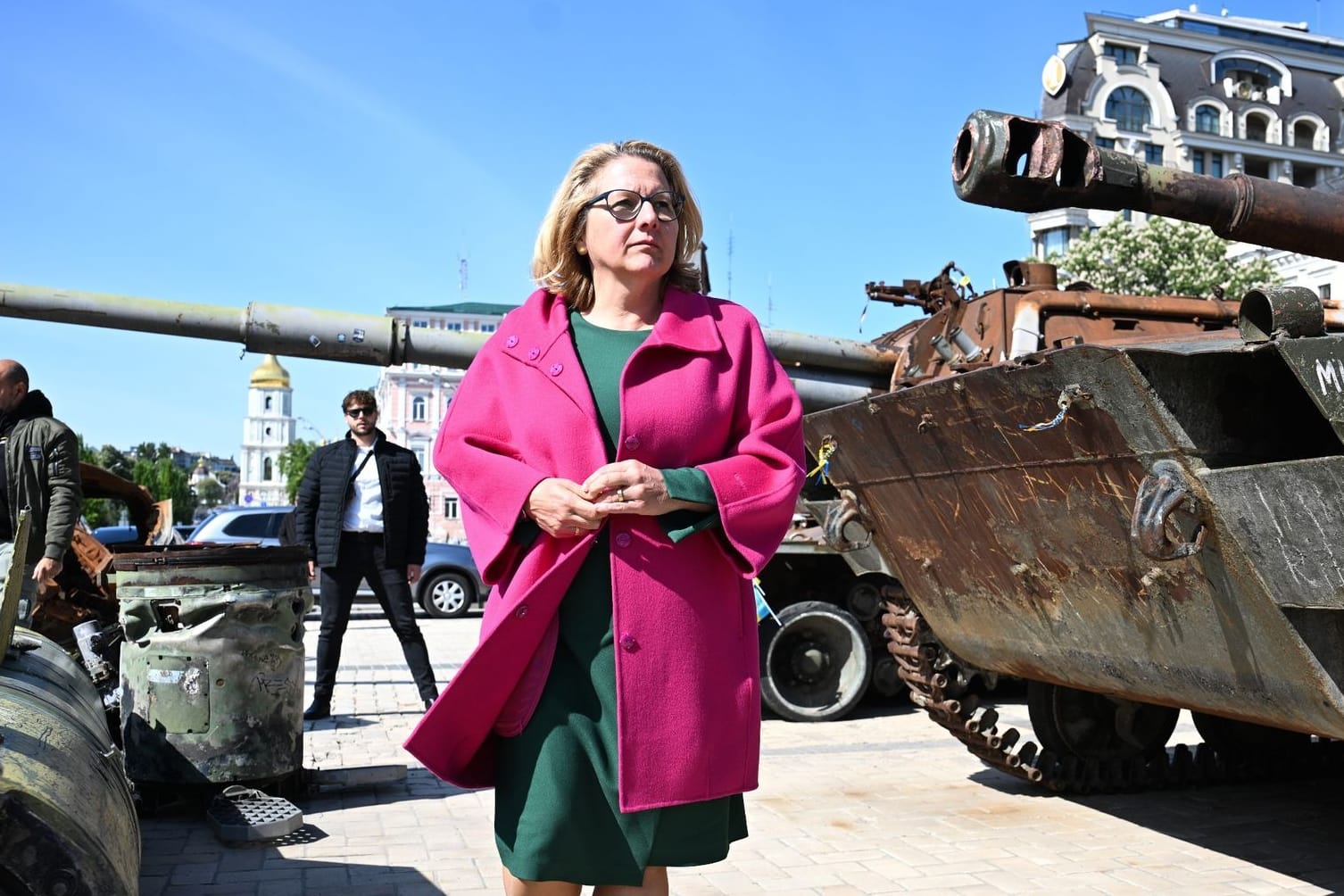 Svenja Schulze: Die Entwicklungsministerin besichtigt während eines Besuchs in der Ukraine Wracks russischer Panzer (Archivbild).