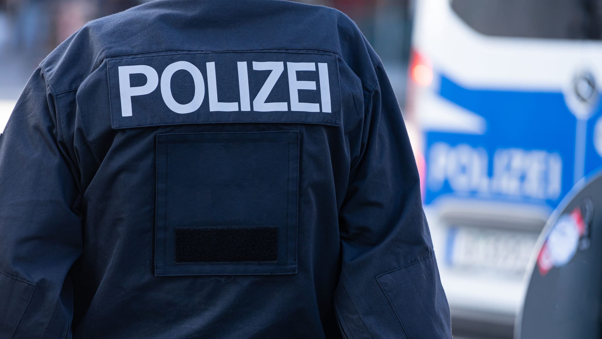 Polizist (Symbolbild): Ein 15-Jähriger ist nach sieben Jahren zu seiner Familie zurückgekehrt, teilte die Polizei mit. Ein Verbrechen liegt nicht vor.