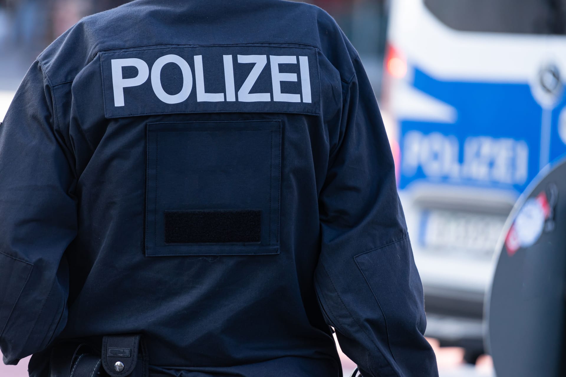 Polizist (Symbolbild): Ein 15-Jähriger ist nach sieben Jahren zu seiner Familie zurückgekehrt, teilte die Polizei mit. Ein Verbrechen liegt nicht vor.