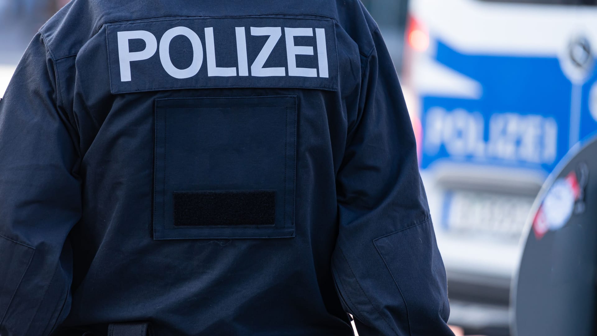 Polizist (Symbolbild): Ein 15-Jähriger ist nach sieben Jahren zu seiner Familie zurückgekehrt, teilte die Polizei mit. Ein Verbrechen liegt nicht vor.