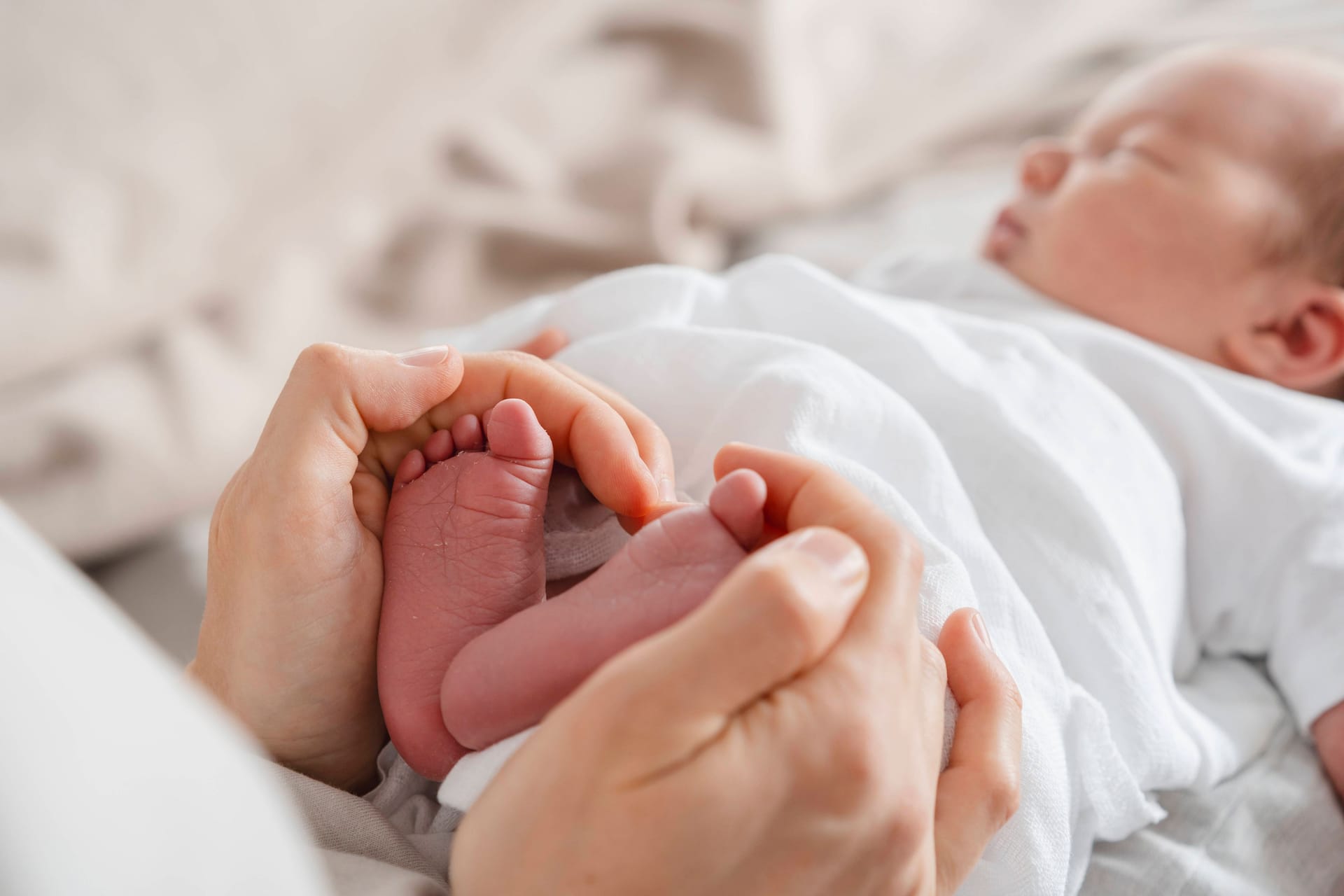 Eine Mutter hält die Füße ihres Babys (Archivbild): Bei den Mädchen konnte der Spitzenreiter aus dem Vorjahr seine Position verteidigen.