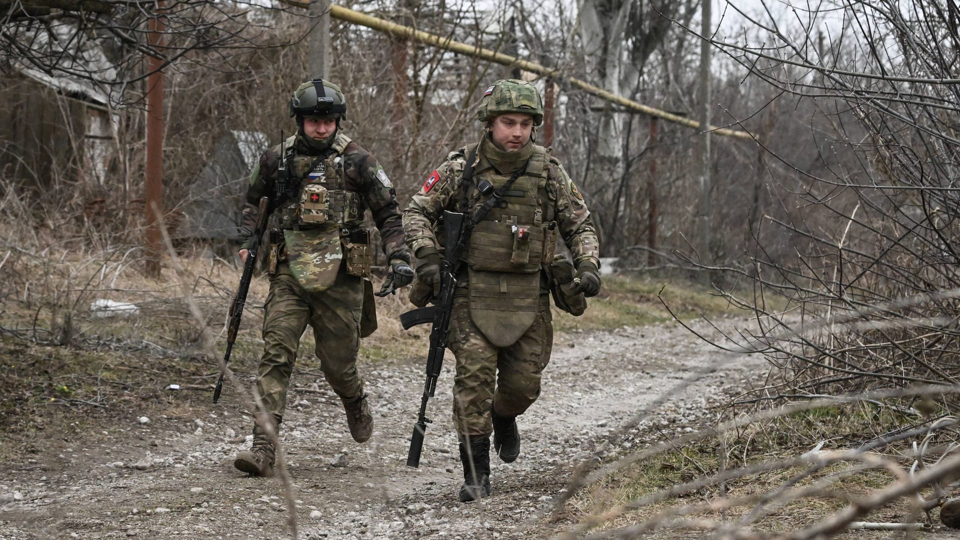 Russische Soldaten rücken in der eroberten Stadt Awdijiwka vor.