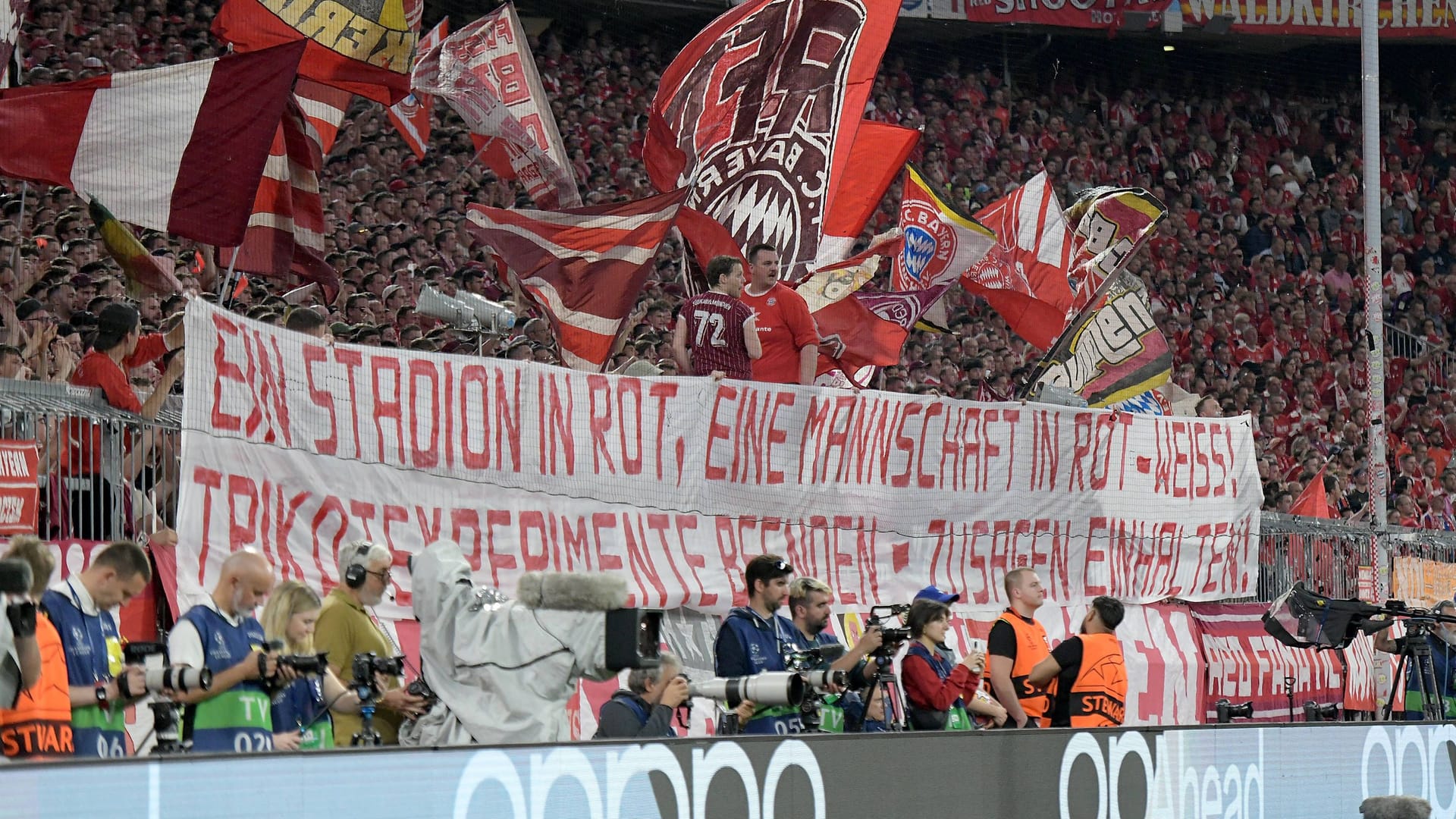 Die Bayern-Fans mit dem Banner beim Spiel gegen Real: Die Forderungen an die Chefetage waren klar.