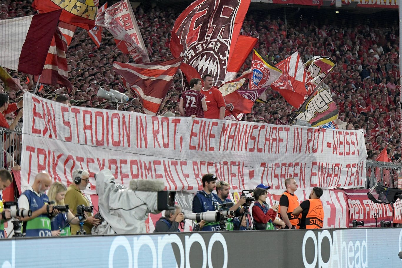 Die Bayern-Fans mit dem Banner beim Spiel gegen Real: Die Forderungen an die Chefetage waren klar.
