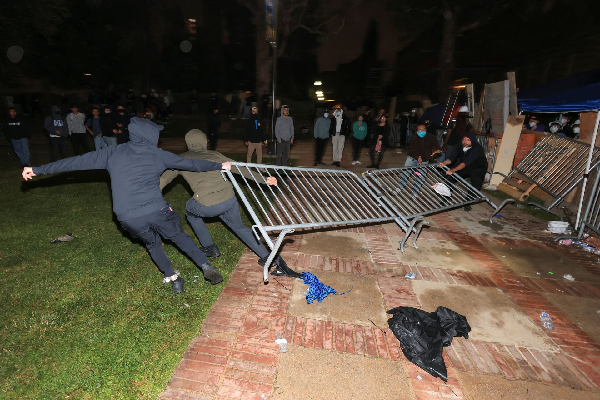 Barrikaden als Waffen: Demonstranten in Los Angeles warfen sie gegen andere Demonstranten.