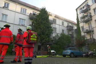 Feuerwehreinsatz im Schanzenviertel: Eine 79-jährige Bewohnerin konnte nur noch tot aus ihrer Wohnung geborgen werden.