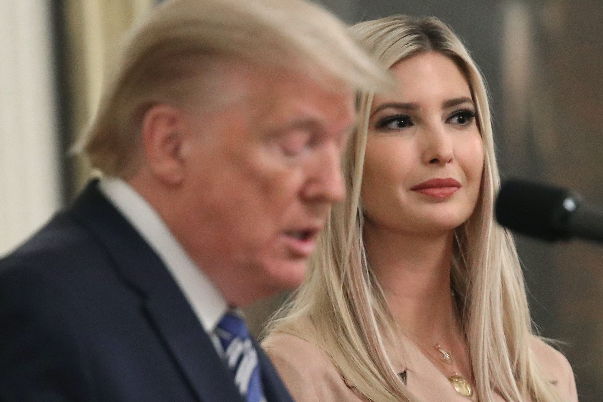 Ivanka Trump hört ihrem Vater Donald Trump bei einer Rede zu.