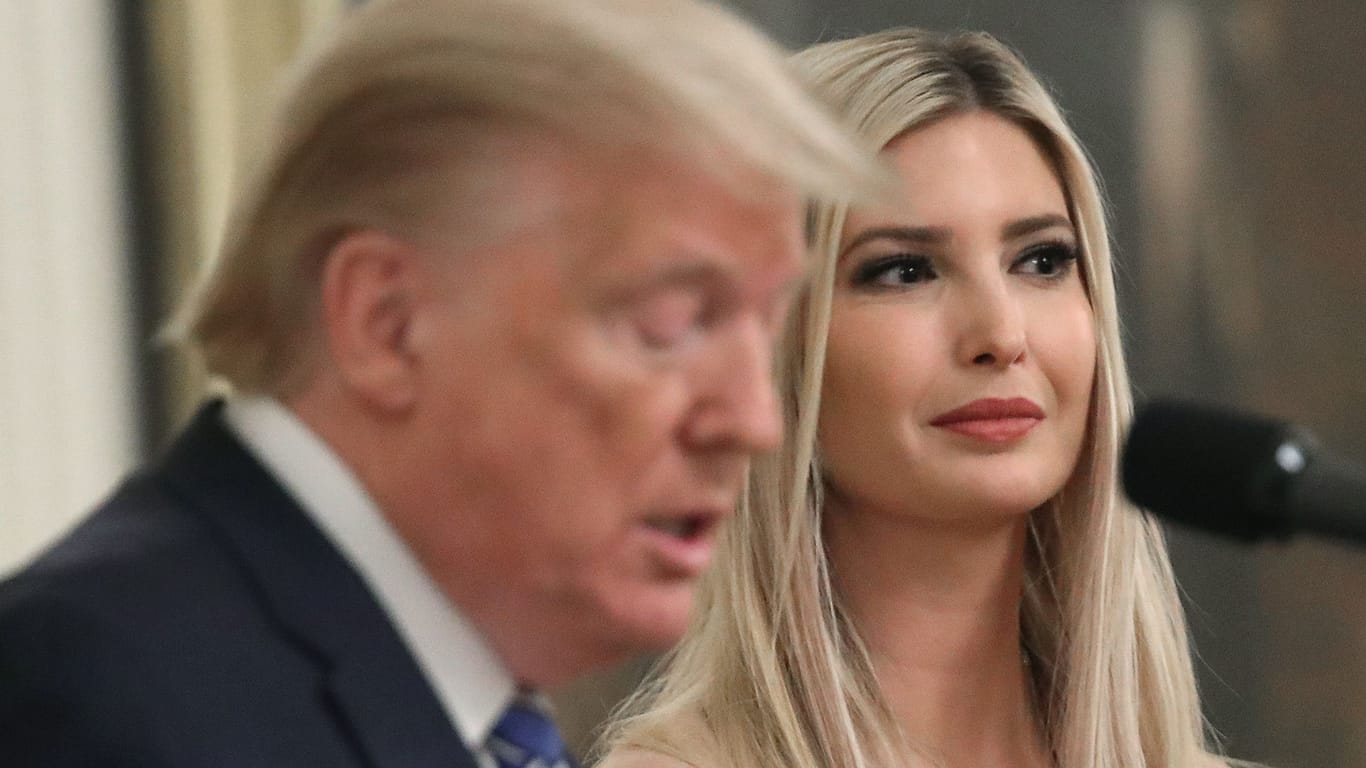 Ivanka Trump hört ihrem Vater Donald Trump bei einer Rede zu.