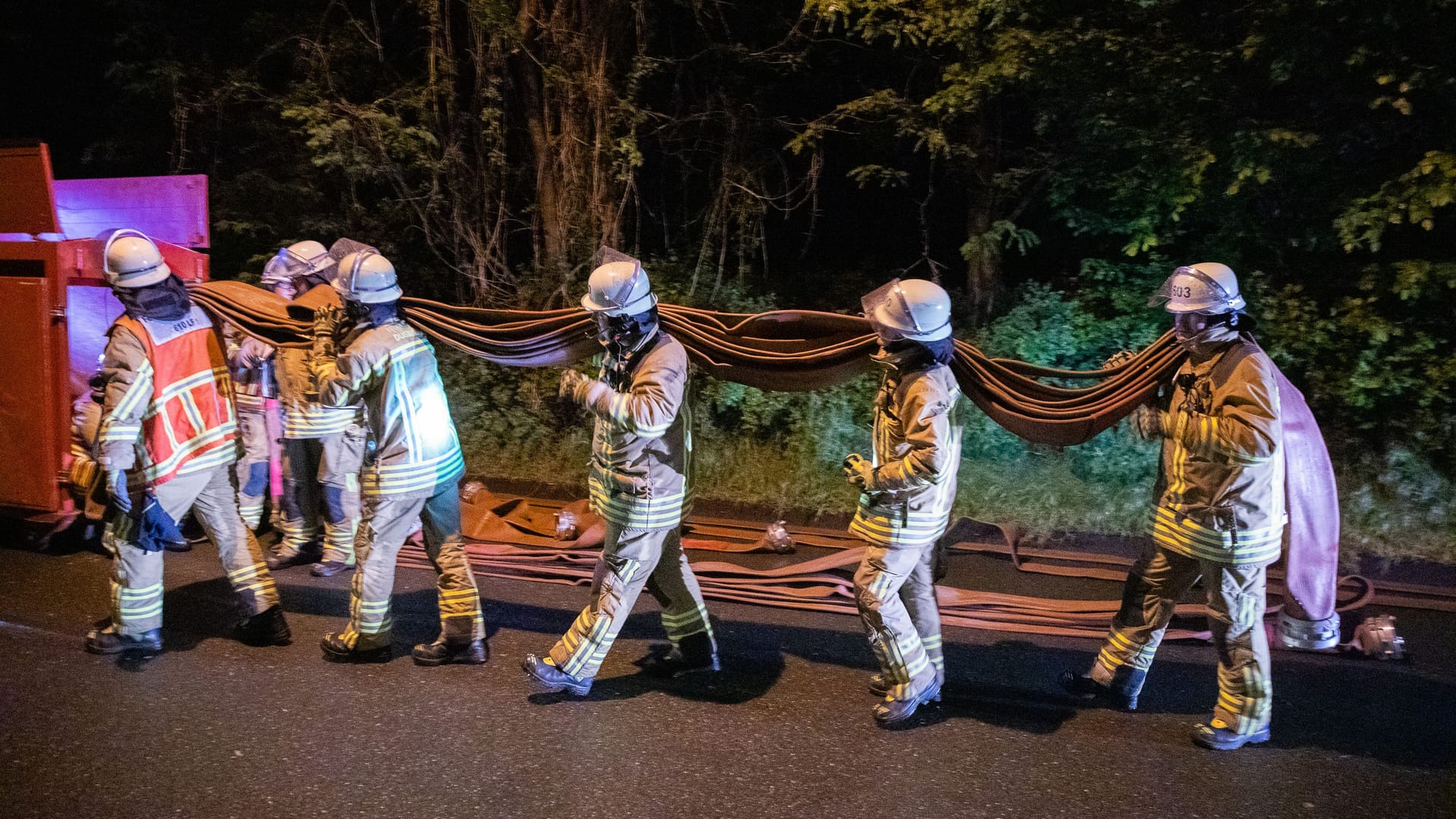 Einsatz in Duisburg: Hier mussten die Kräfte der Feuerwehr zu vollgelaufenen Kellern und überfluteten Straßen ausrücken.