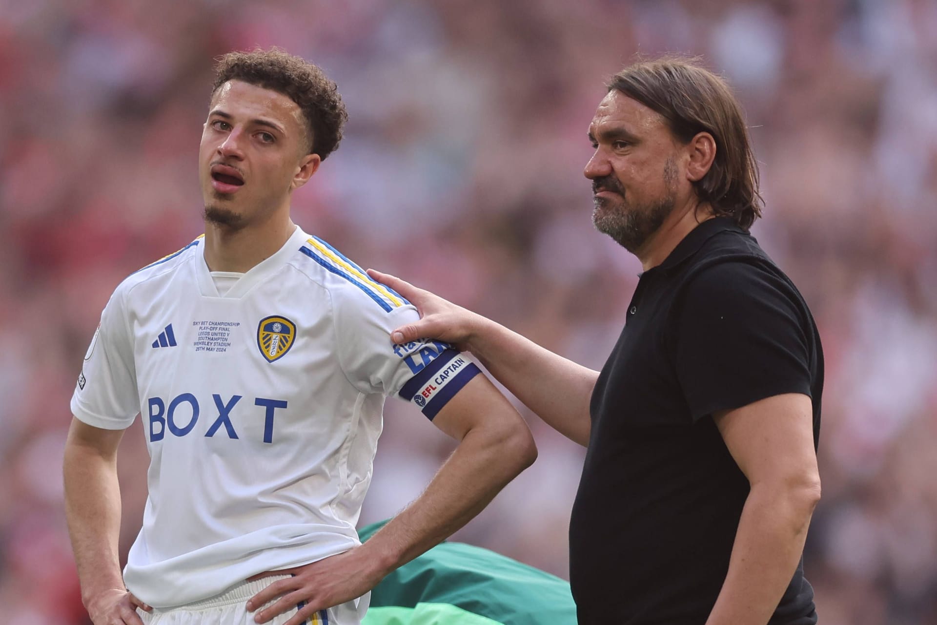 Daniel Farke (rechts) mit seinem Spieler Ethan Ampadu: Sie verpassten den Aufstieg in die Premier League.