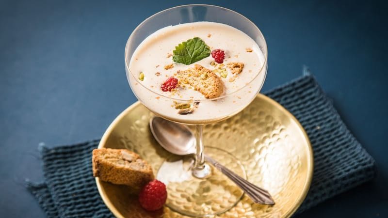 Italienisches Dessert: Die Zabaione wird zum Beispiel mit Pistazien, Himbeeren und Melisse getoppt.