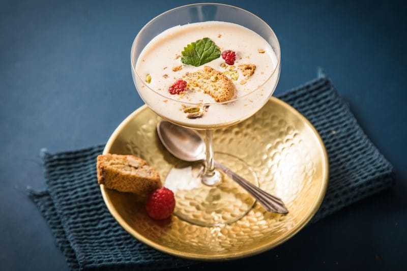 Italienisches Dessert: Die Zabaione wird zum Beispiel mit Pistazien, Himbeeren und Melisse getoppt.