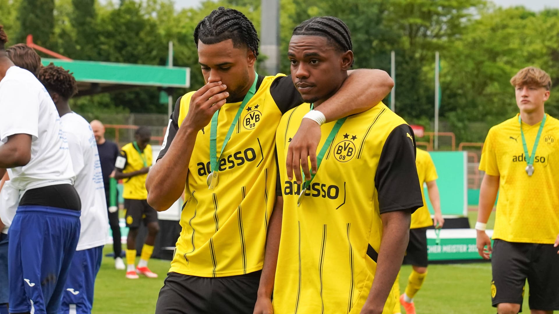 Enttäuscht nach dem Finale um die deutsche U19-Meisterschaft: Charles Herrmann (r.).