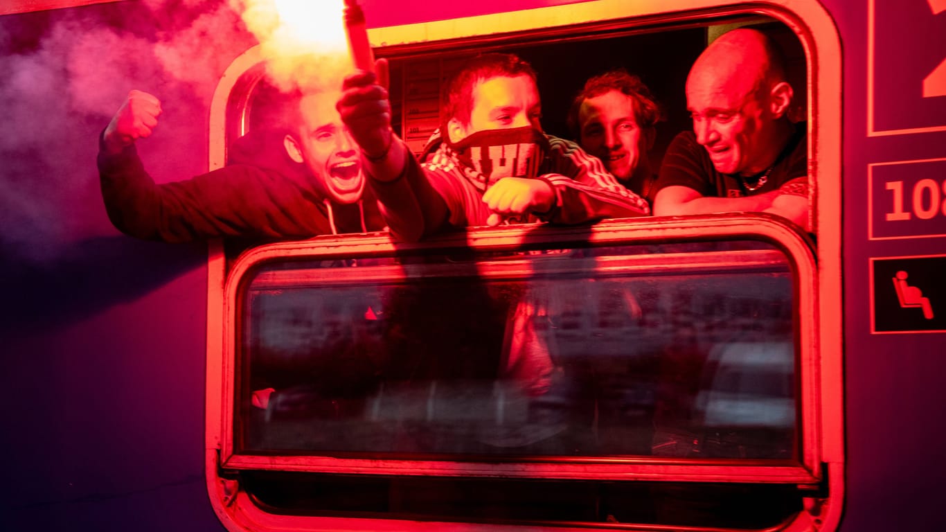 Fußballfans im Zug mit illegalem Feuerwerk: Sie können sich in angetrunkenem Zustand als Sicherheitsrisiko herausstellen.