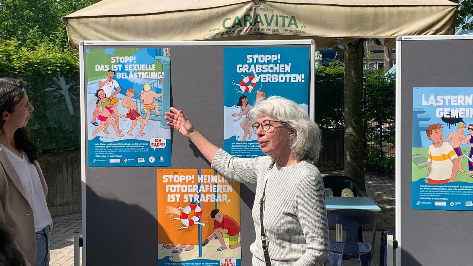 Illustratorin Dorothee Wolters präsentiert die Plakatkampagne.