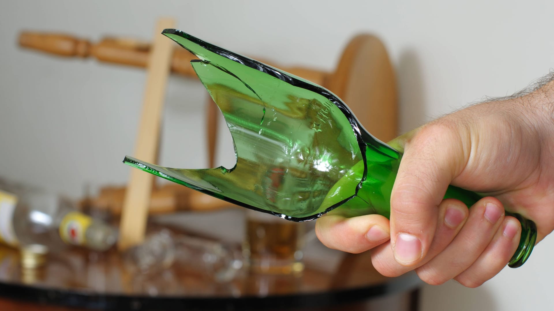 Eine Glasflasche (Symbolbild): Am Donnerstag wurde ein Sechsjähriger bei einer Busfahrt von einer Glasflasche getroffen. Eine Glasflasche (Symbolbild): Am Donnerstag wurde ein Sechsjähriger bei einer Busfahrt von einer Glasflasche getroffen.