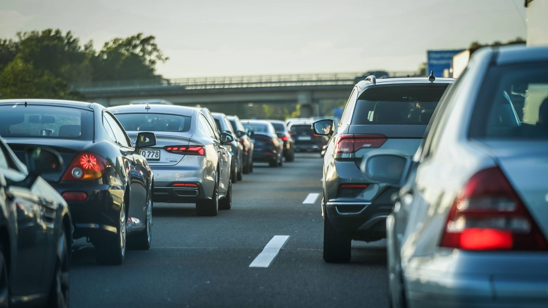 Stau auf der Autobahn (Symbolbild): Nach einem LKW-Unfall ist die A9 in Richtung Berlin gesperrt.