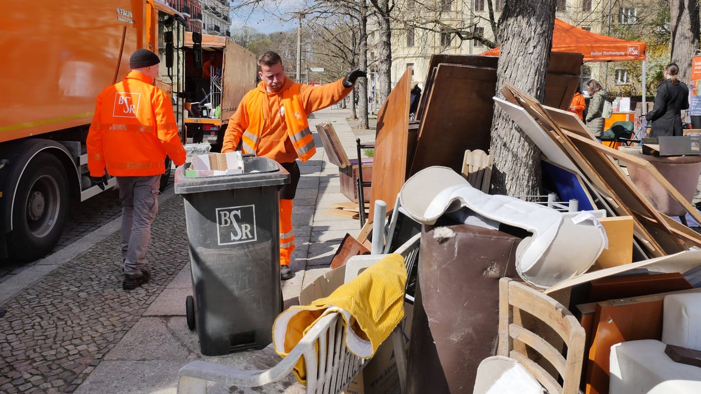 Mitarbeiter der Berliner Stadtreinigung entsorgen Sperrmüll (Symbolbild): Berlins Bezirke und die BSR kämpfen mit einem viel zu hohen Müllaufkommen.