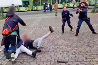 Attacke am Stand der "Augen Auf"-Tour von Michael Stürzenberger: Ein Polizist schoss den Angreifer nieder.
