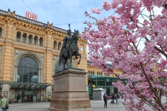 Frühling am Hauptbahnhof Hannover (Symbolfoto): Eine dort festgenommene Frau muss nun für ein Jahr ins Gefängnis.