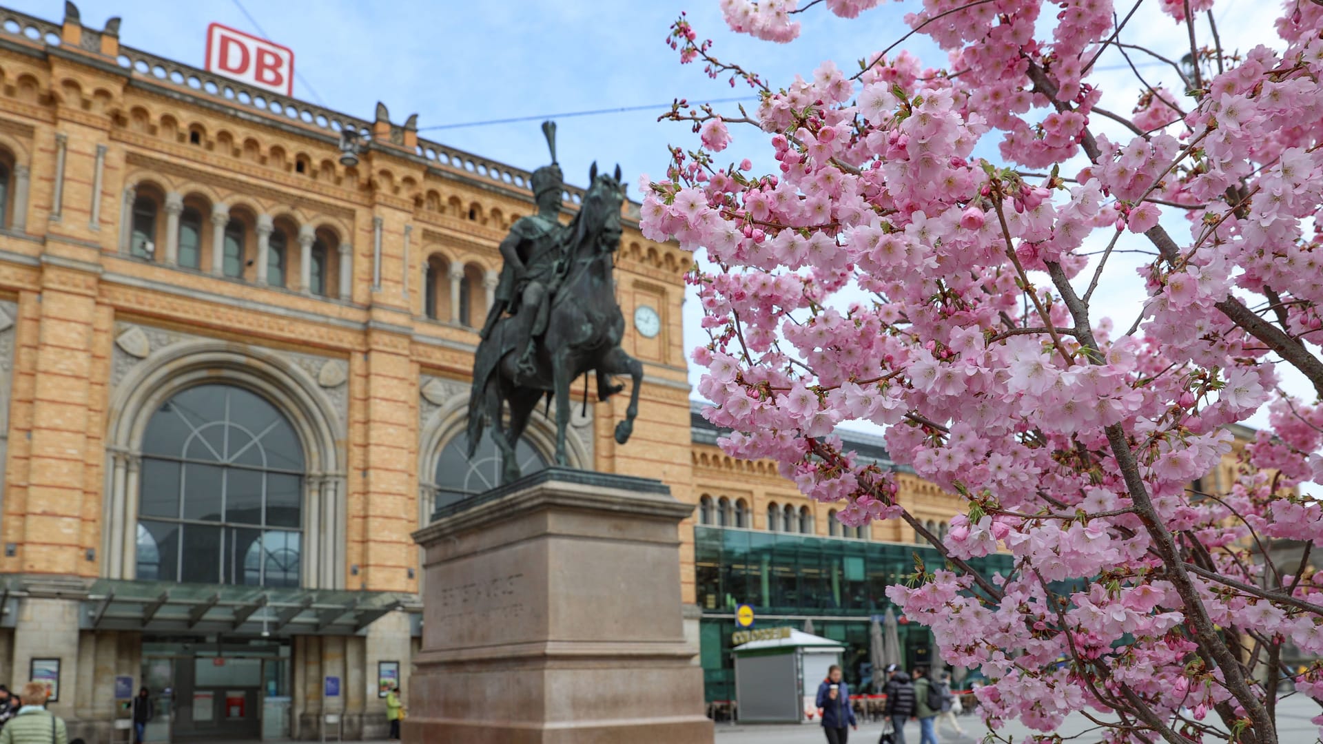 Frühling am Hauptbahnhof Hannover (Symbolfoto): Eine dort festgenommene Frau muss nun für ein Jahr ins Gefängnis.