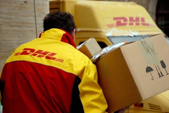 DHL-Paketbote (Symbolbild): "Wir befinden uns in einer ungewöhnlich langen Phase mit einer geringen Dynamik im Welthandel", sagte DHL-Chef Tobias Meyer.