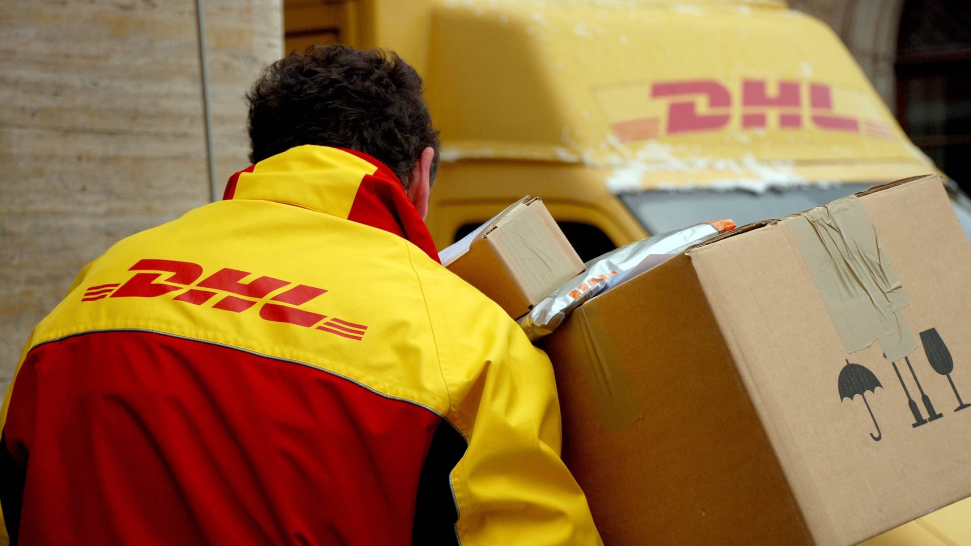 DHL-Paketbote (Symbolbild): "Wir befinden uns in einer ungewöhnlich langen Phase mit einer geringen Dynamik im Welthandel", sagte DHL-Chef Tobias Meyer.