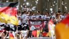 Die deutsche Fußball-Nationalmannschaft lässt sich nach Platz drei bei der Heim-WM 2006 feiern (Archivbild): Gibt es in diesem Jahr ein ähnliches Sommermärchen?