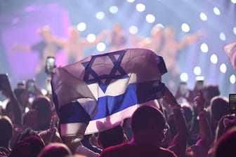 Zuschauer mit einer Israelflagge beim Eurovision Song Contest 2023 in Liverpool.