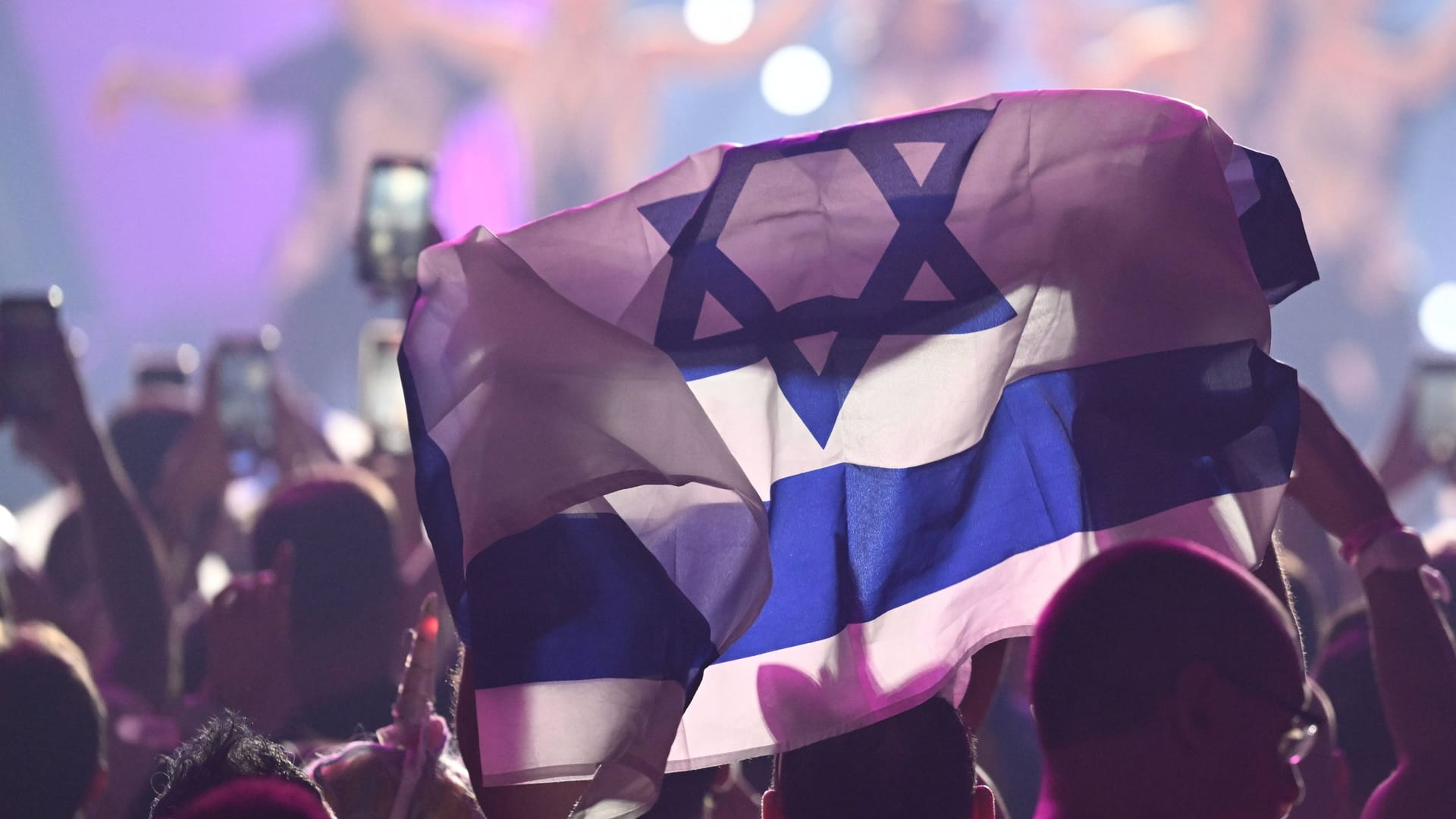 Zuschauer mit einer Israelflagge beim Eurovision Song Contest 2023 in Liverpool.