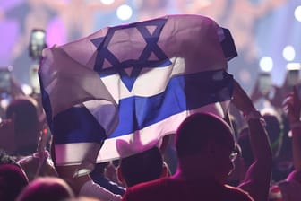 Zuschauer mit einer Israelflagge beim Eurovision Song Contest 2023 in Liverpool.
